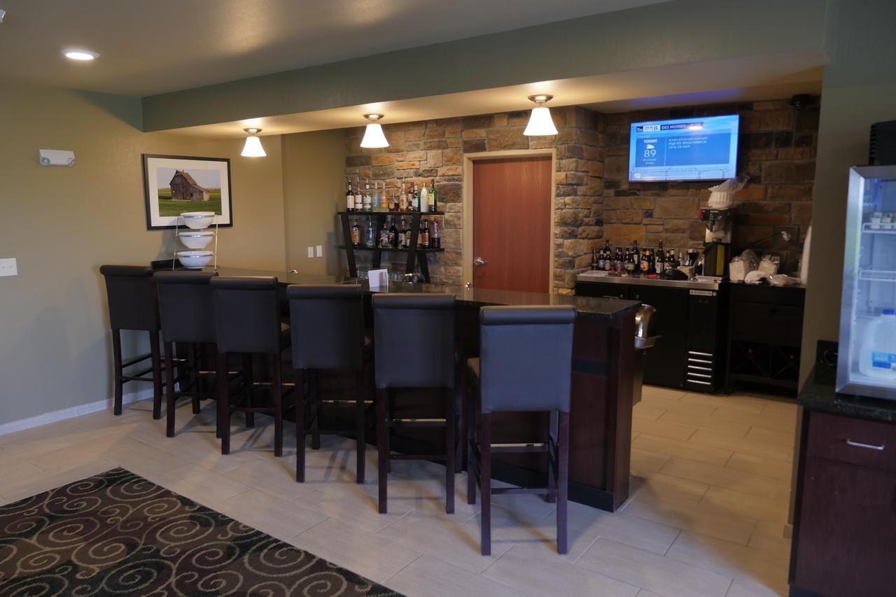 Cobblestone Inn & Suites-Winterset Exterior foto